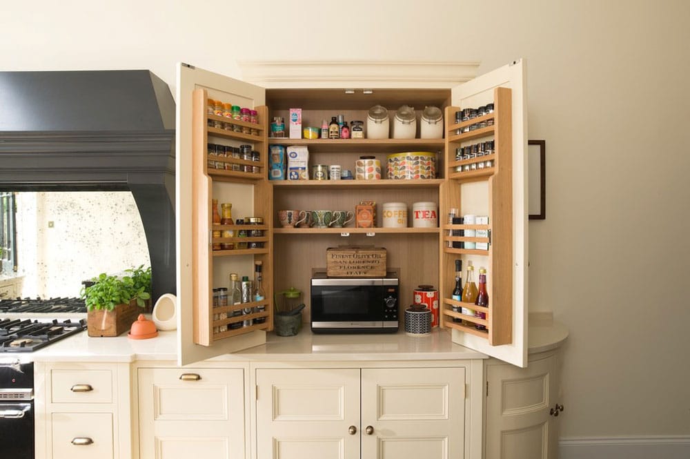 La imagen puede contener: interior  Kitchen spice racks, Diy kitchen  storage, Kitchen design