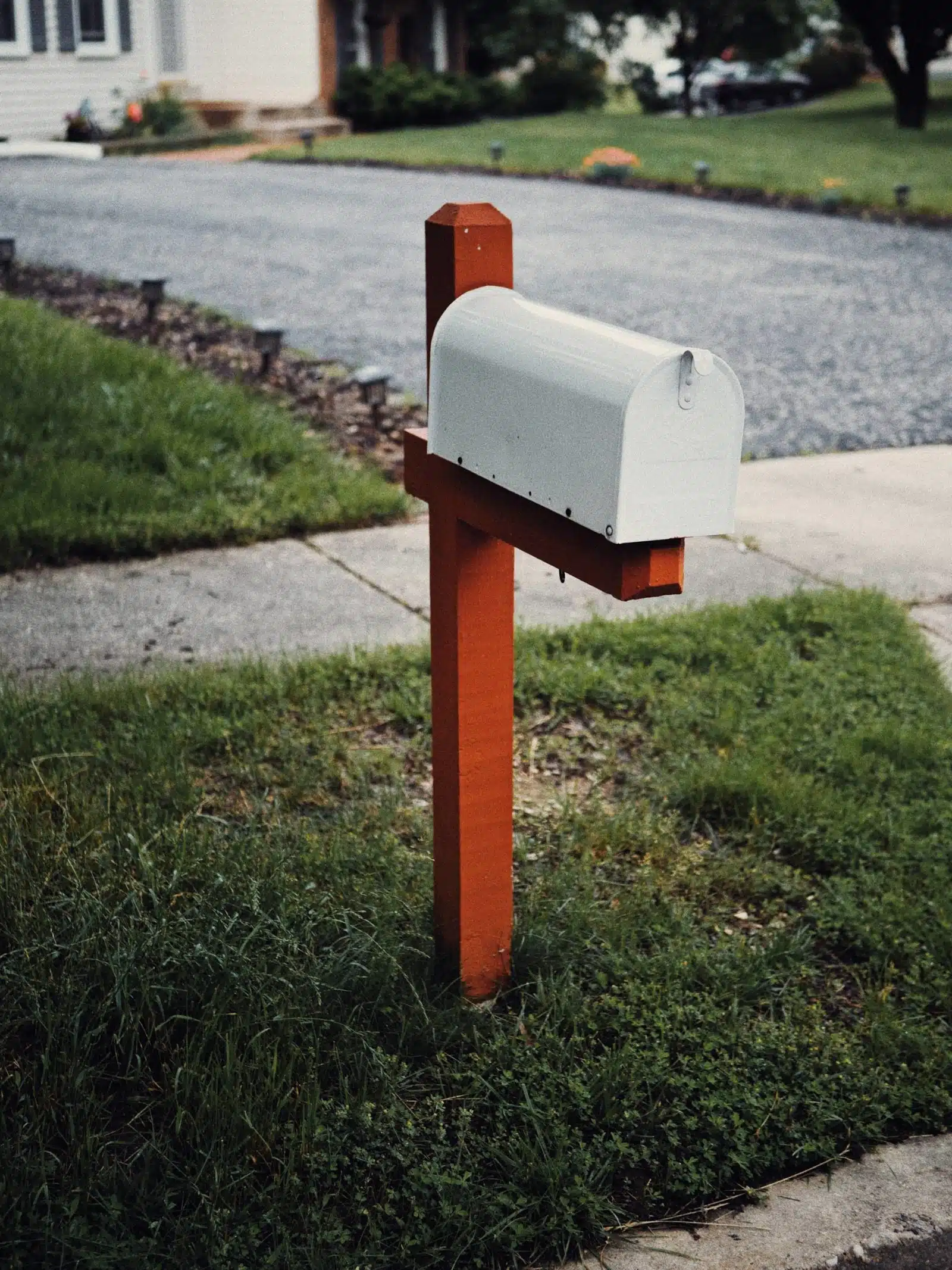 home security tips : empty mailbox