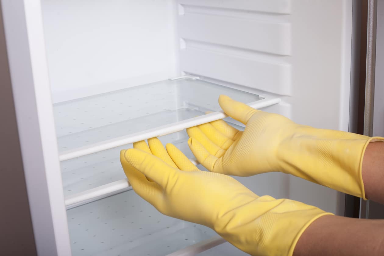 cleaning refrigerator with baking soda