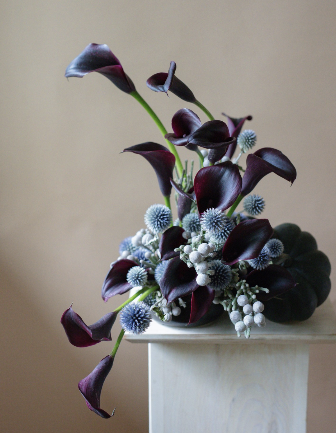 20 Vampy Romantic Room Ideas That'll Make You Feel Like You're in a Tim Burton Film! - 4. Dark Floral Arrangements 1